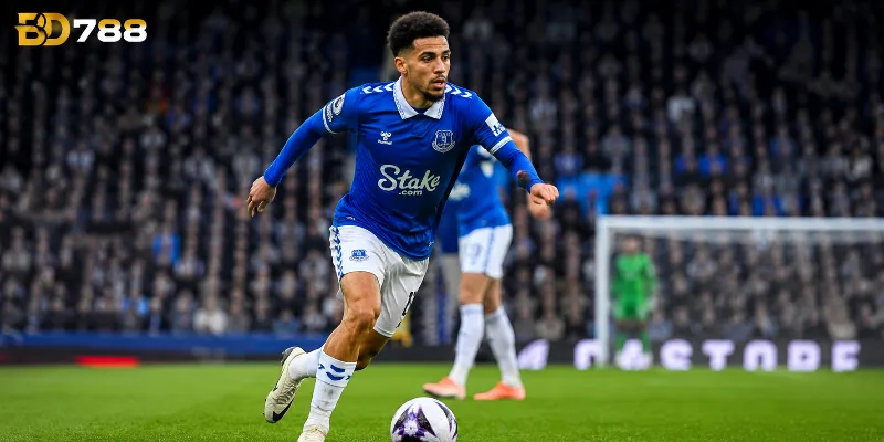 Analysis of Manchester City's deadline-day acquisition of Enzo Fernandez for a record-equalling £125 million, highlighting Enzo Maresca's tactical revamp of the midfield.
